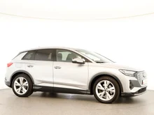 Audi Q4 e-tron 45 e-tron quattro in Florettsilber metallic