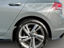 VW Golf R-Line mHEV TSI DSG in mittelgrau - metallic