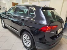 VW Tiguan Sky TSI in Deep Black Perlef.