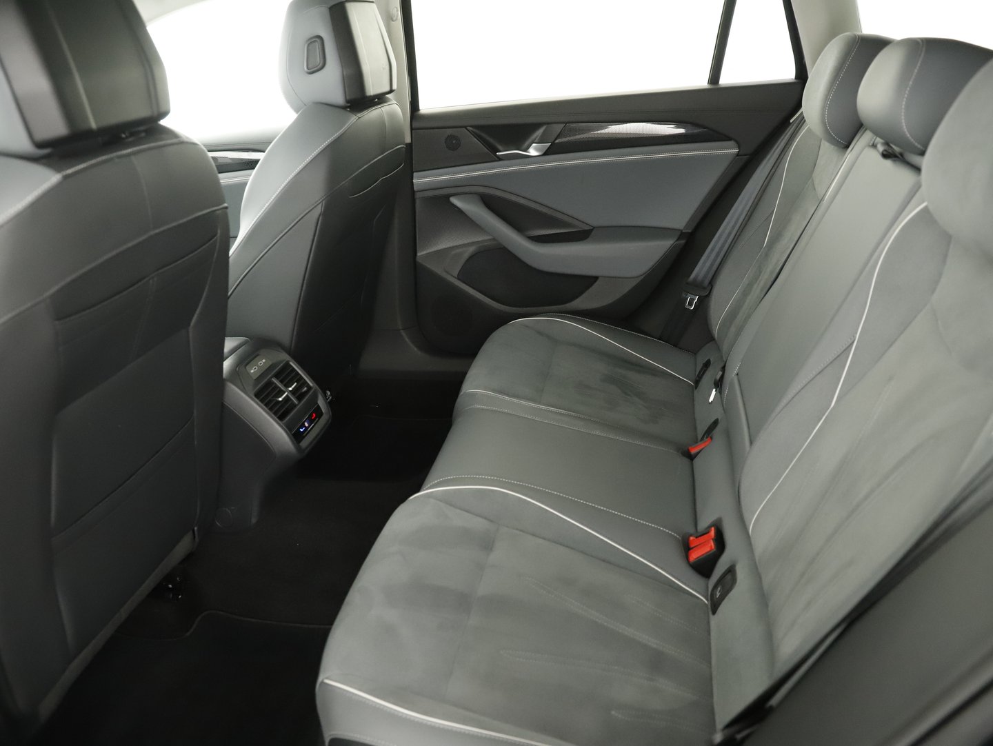VW Passat Variant Business eTSI DSG | Bild 20 von 24