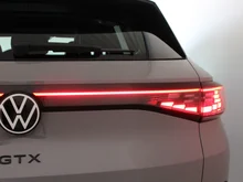 VW ID.4 GTX 4MOTION 250 kW Business -77 kWh in Mondsteingrau Dach schwarz
