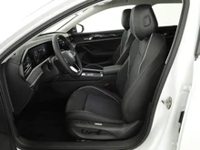 VW Passat Variant Business eHybrid 150kW in Pure White