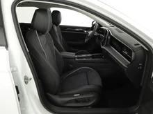 VW Passat Variant Business eHybrid 150kW in Pure White