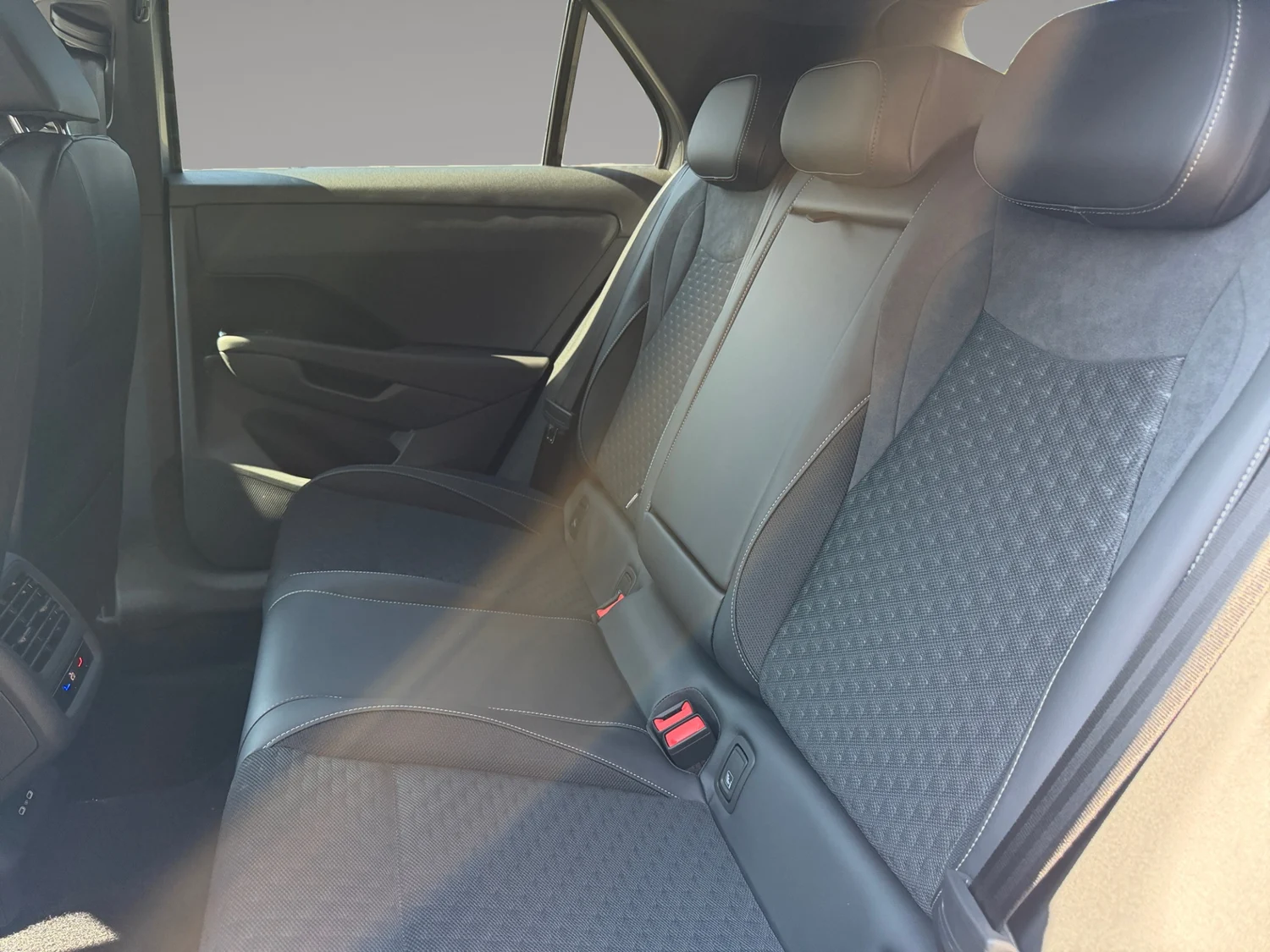Bild eines T-Roc R-Line eTSI DSG