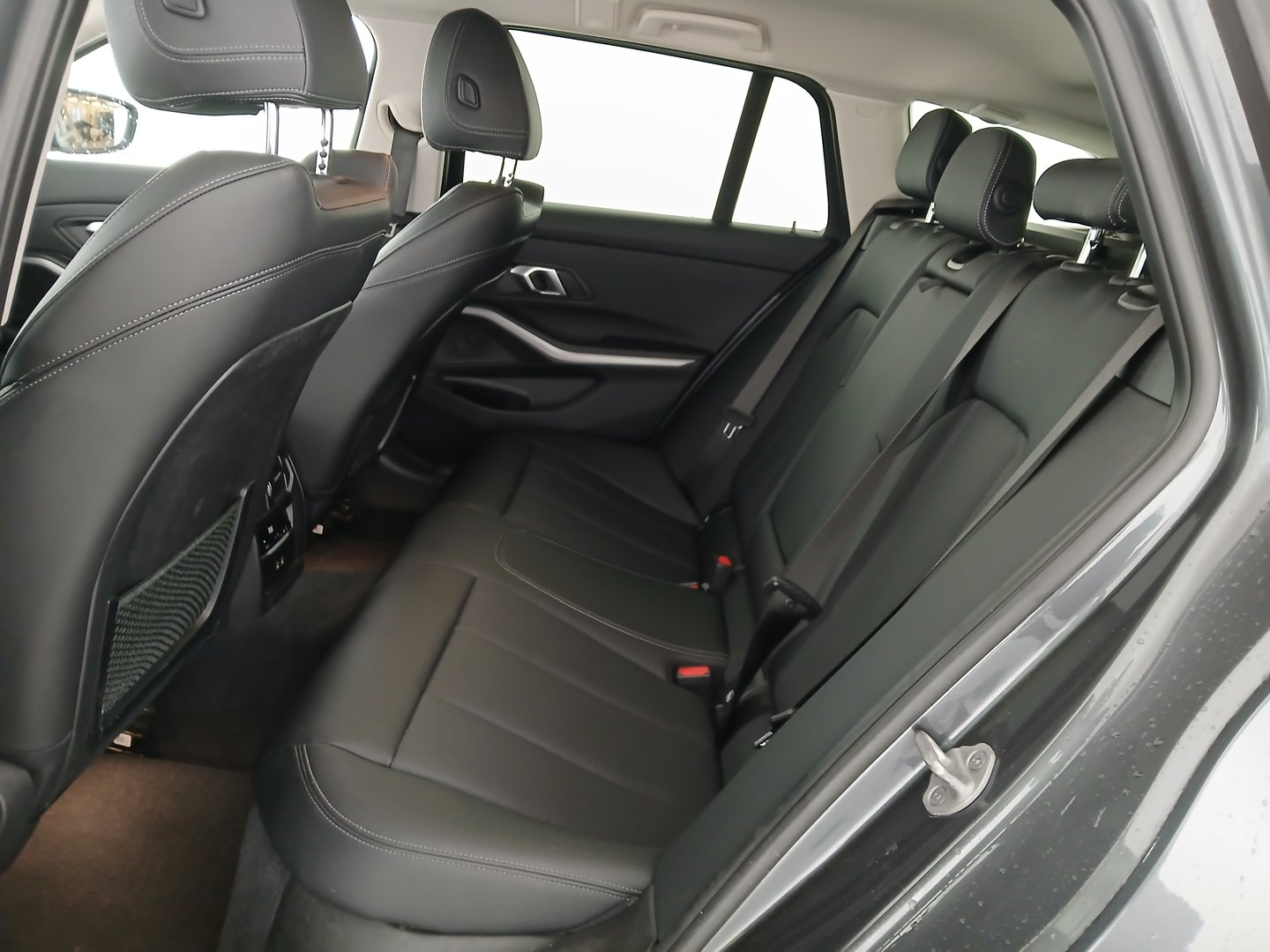 BMW 318d 48 V Touring Aut. | Bild 27 von 32