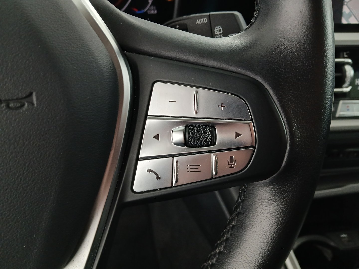 BMW 318d 48 V Touring Aut. | Bild 17 von 32