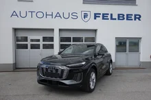 Audi Q6 e-tron quattro in Mythosschwarz Metallic