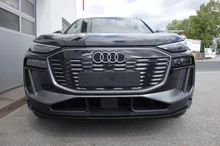 Audi Q6 e-tron quattro in Mythosschwarz Metallic