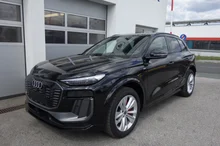 Audi Q6 e-tron quattro in Mythosschwarz Metallic