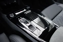 Audi Q6 e-tron quattro in Mythosschwarz Metallic