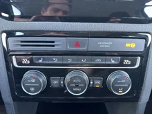 VW Golf Sportsvan Highline BMT TDI in deepblack perleffekt