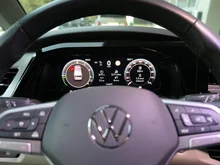 VW Multivan Life eHybrid 180 kW 4MOTION in Deepblack Perleffekt