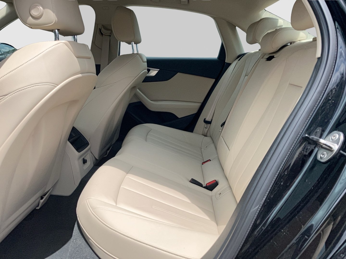 Audi A4 Limousine 30 TDI | Bild 11 von 21