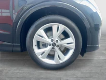 Audi Q4 e-tron performance in Mythosschwarz metallic