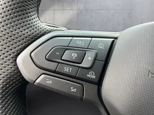 VW T-Roc R-Line eTSI DSG in Pure White Dach Black Uni
