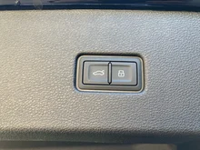 Audi Q8 e-hybrid quattro 360 kW in Waitomoblau Metallic