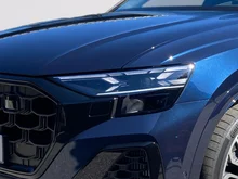Audi Q8 e-hybrid quattro 360 kW in Waitomoblau Metallic