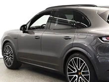 Porsche Cayenne E-Hybrid Black Edition in quarzitgraumetallic
