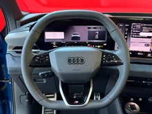 Audi Q6 e-tron quattro in Ascariblau Metallic