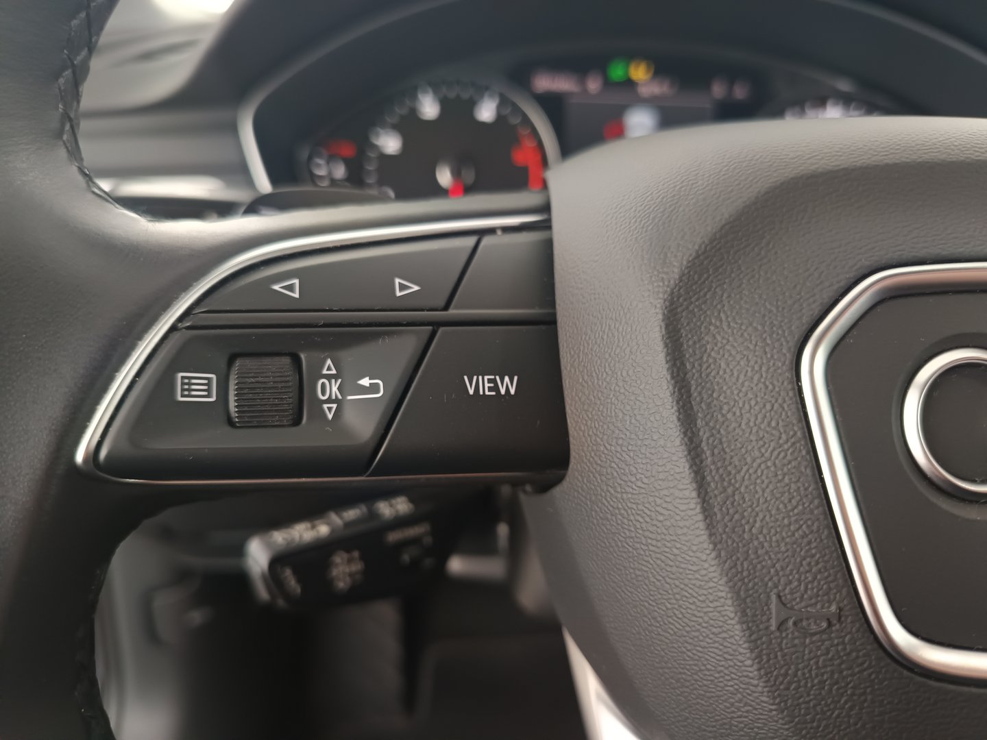 Audi A4 Avant 30 TDI advanced | Bild 16 von 36