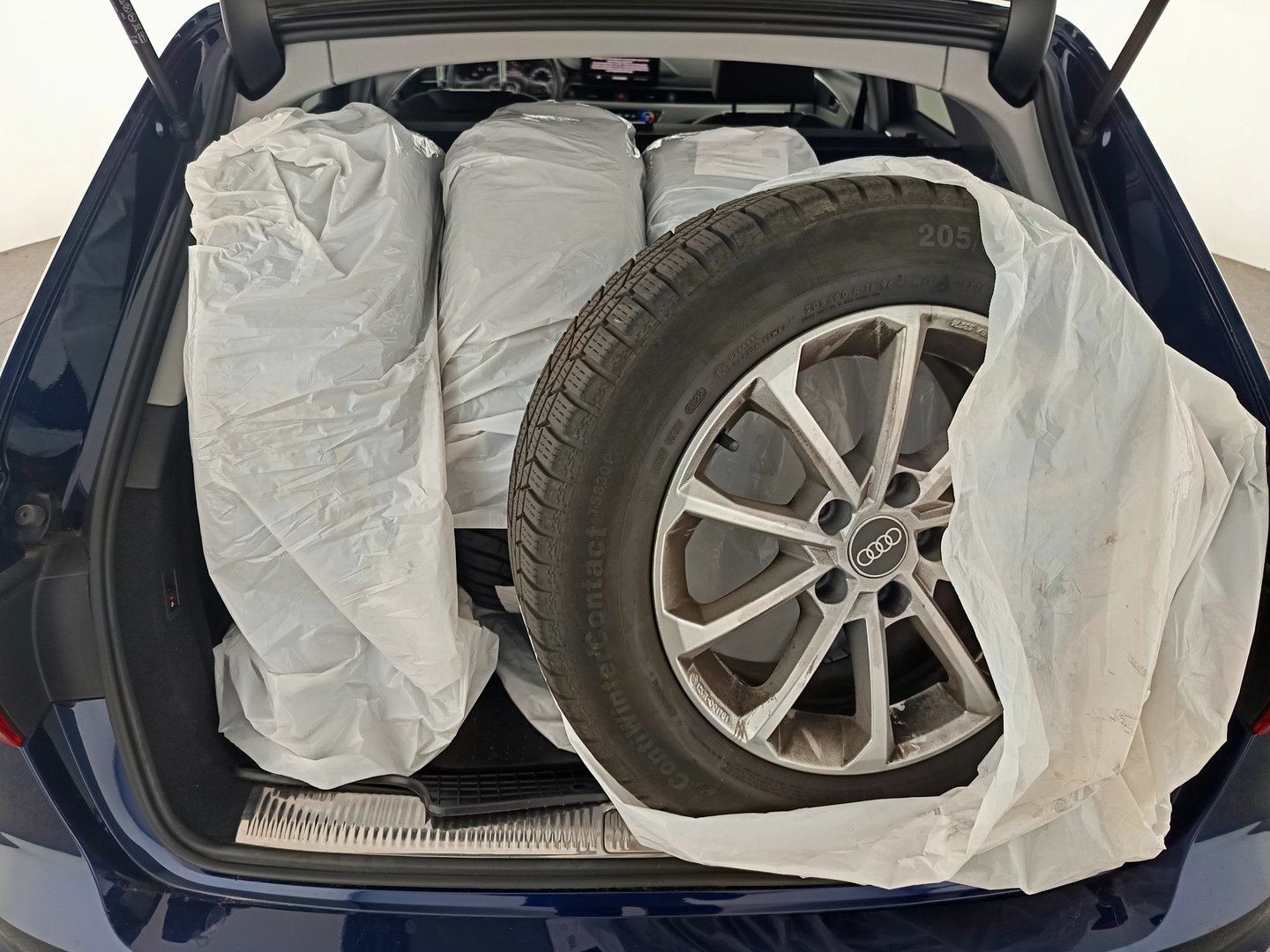 Audi A4 Avant 30 TDI advanced | Bild 32 von 36