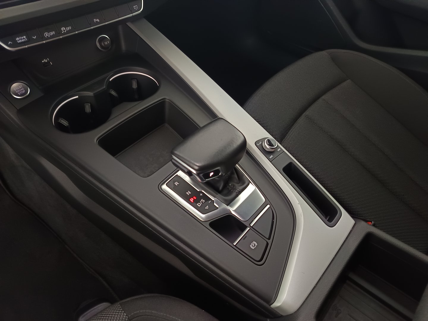 Audi A4 Avant 30 TDI advanced | Bild 30 von 36