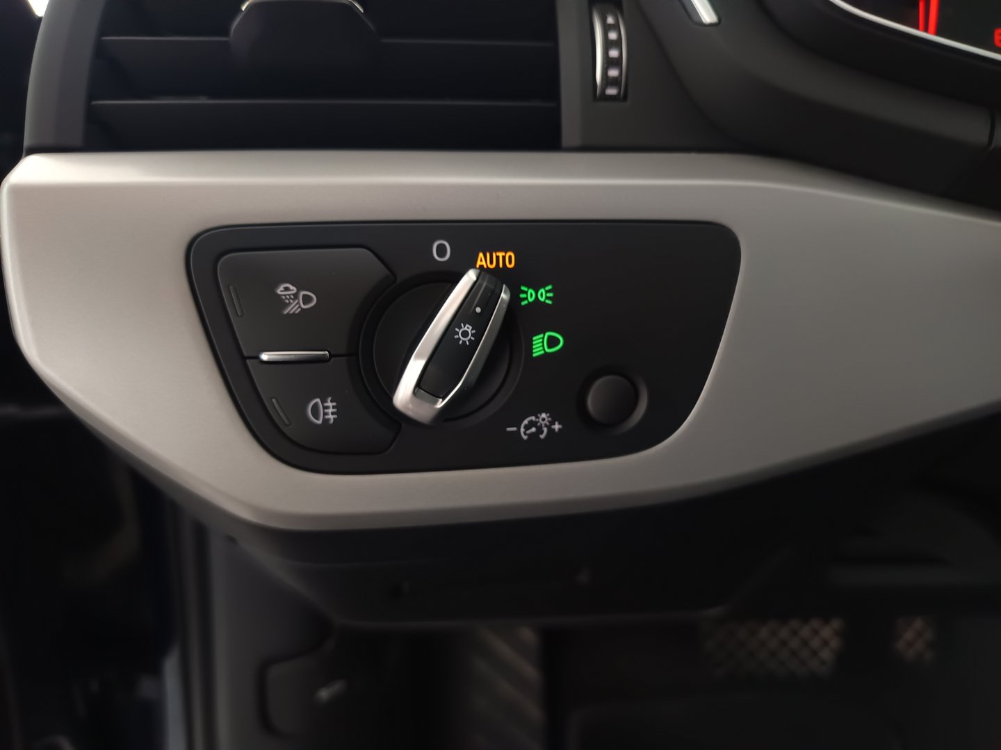 Audi A4 Avant 30 TDI advanced | Bild 12 von 36