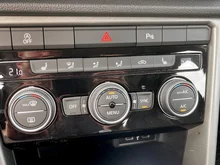 VW T-Roc Design TSI ACT DSG in Deep Black Perleffekt