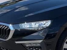 Škoda Scala Essence TSI in Black-Magic Perleffekt