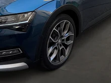 Škoda Superb Combi 4x4 SCOUT TDI DSG in Lava-Blau Metallic