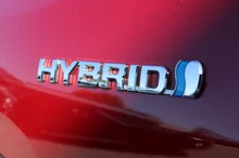 Toyota RAV4 2,5 Hybrid VIP AWD in Pearlrot Metallic