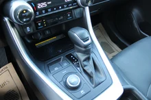 Toyota RAV4 2,5 Hybrid VIP AWD in Pearlrot Metallic