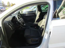 Škoda Karoq Selection TDI DSG in Moon-Weiß Metallic