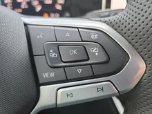 VW Golf Sport mHEV TSI DSG in Oryxweiß Perlmutteffekt  Dach schwarz