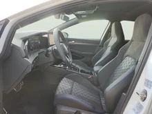 VW Golf Sport mHEV TSI DSG in Oryxweiß Perlmutteffekt  Dach schwarz