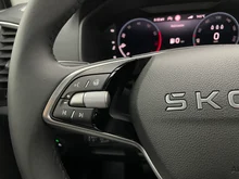 Škoda Karoq Selection TSI in 2Y Moon-Weiss Metallic