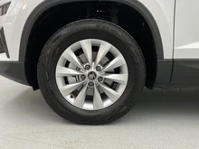 Škoda Karoq Selection TSI in 2Y Moon-Weiss Metallic