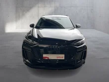 Audi Q6 e-tron quattro in Mythosschwarz Metallic
