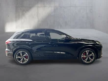 Audi Q6 e-tron quattro in Mythosschwarz Metallic