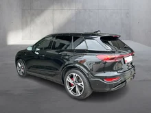 Audi Q6 e-tron quattro in Mythosschwarz Metallic