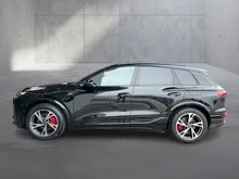 Audi Q6 e-tron quattro in Mythosschwarz Metallic