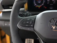 VW T-Roc R-Line eTSI DSG in Canary Yellow Dach Black Uni