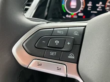 VW Multivan Edition eHybrid 180 kW 4MOTION in Indiumgrau Metallic/Dach Deepblack