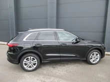 Audi Q5 SUV TDI quattro 150 kW in 0E Mythosschwarz Metallic