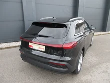 Audi Q5 SUV TDI quattro 150 kW in 0E Mythosschwarz Metallic
