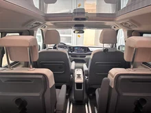 VW Multivan Business eHybrid 180 kW 4MOTION in Candyweiß / Starlight Blue Metallic