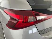Hyundai i20 1,2 MPI i-Line in dunkelgrau - metallic