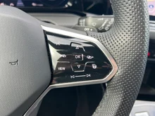 VW Golf R-Line mHEV TSI DSG in  Deep Black Perleffekt