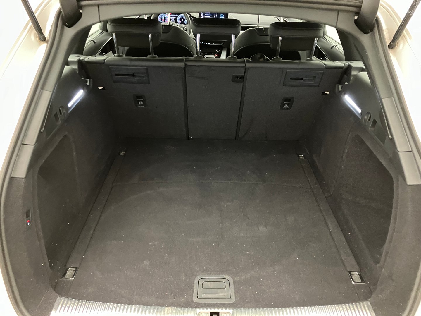 Audi A4 Avant 40 TDI quattro S line | Bild 26 von 29