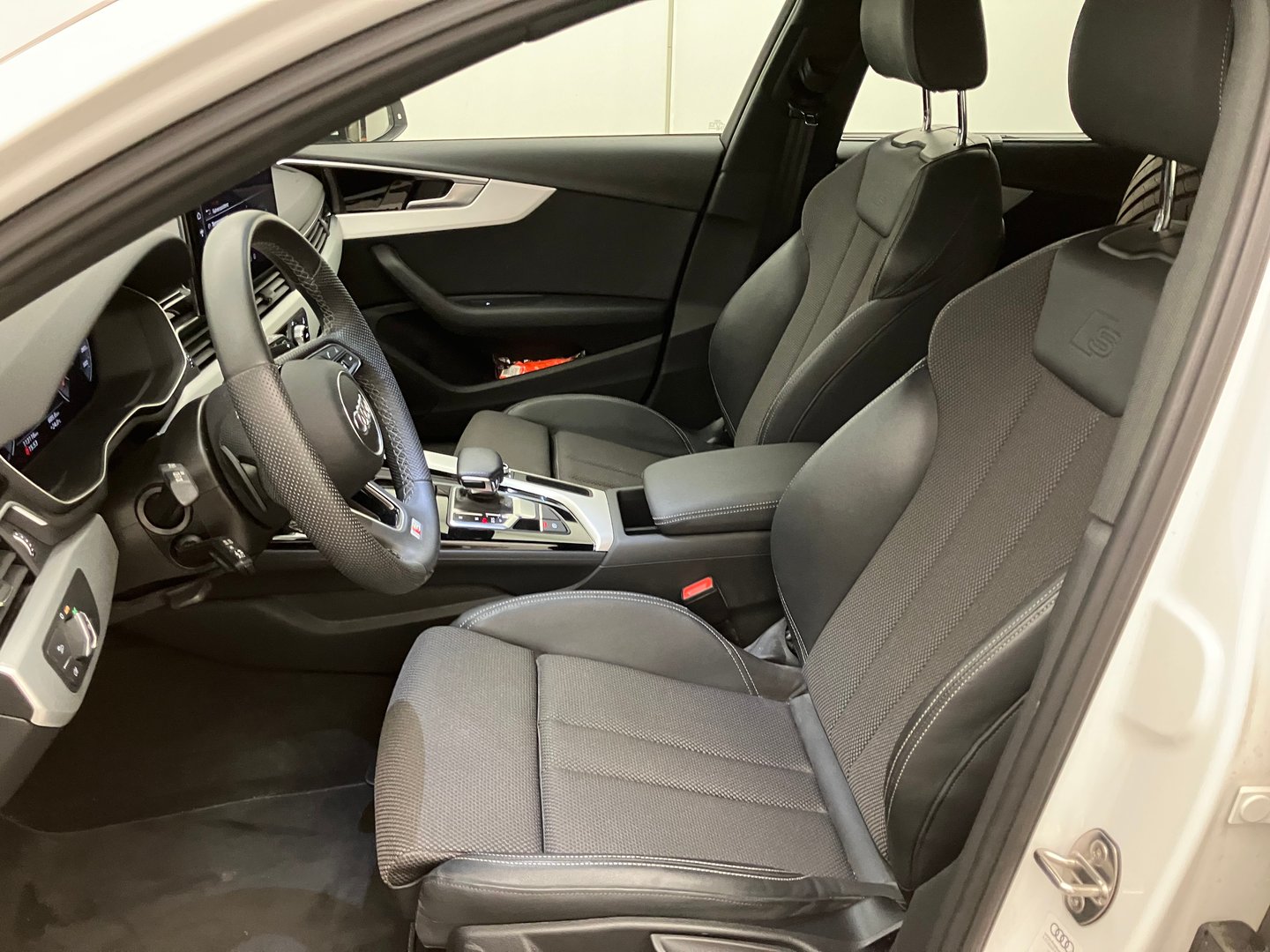 Audi A4 Avant 40 TDI quattro S line | Bild 11 von 29